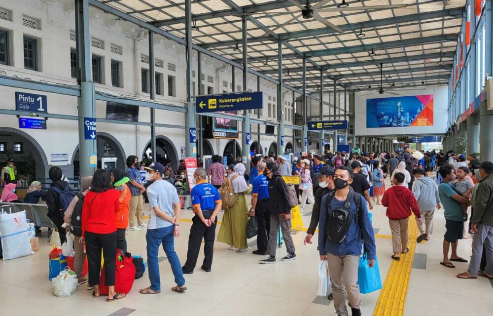 H+1 Lebaran, Meski Stasiun Gambir Dan Pasar Senen Masih Dipadati Pemudik Namun Volume Penumpang Datang