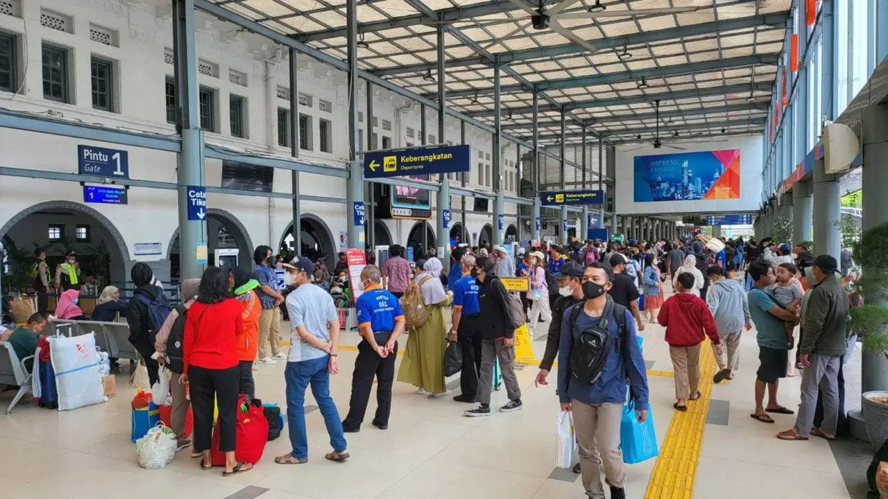 H+1 Lebaran, Meski Stasiun Gambir dan Pasar Senen Masih Dipadati Pemudik Namun Volume Penumpang Datang