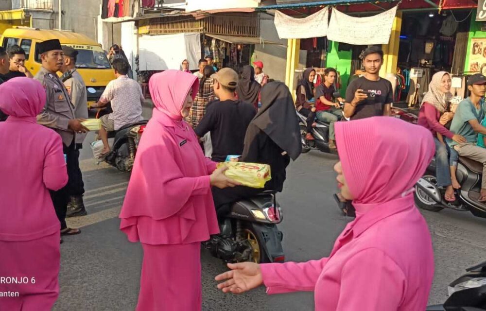 Aksi Heroik Bhayangkari Cantik Kronjo Bagikan Takjil