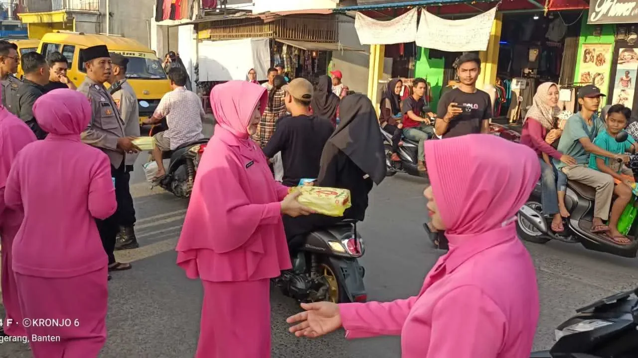 Aksi Heroik Bhayangkari Cantik Kronjo Bagikan Takjil