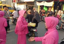Aksi Heroik Bhayangkari Cantik Kronjo Bagikan Takjil