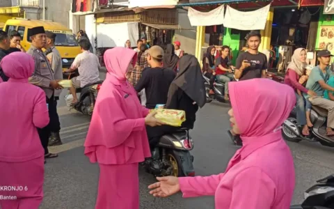 Aksi Heroik Bhayangkari Cantik Kronjo Bagikan Takjil