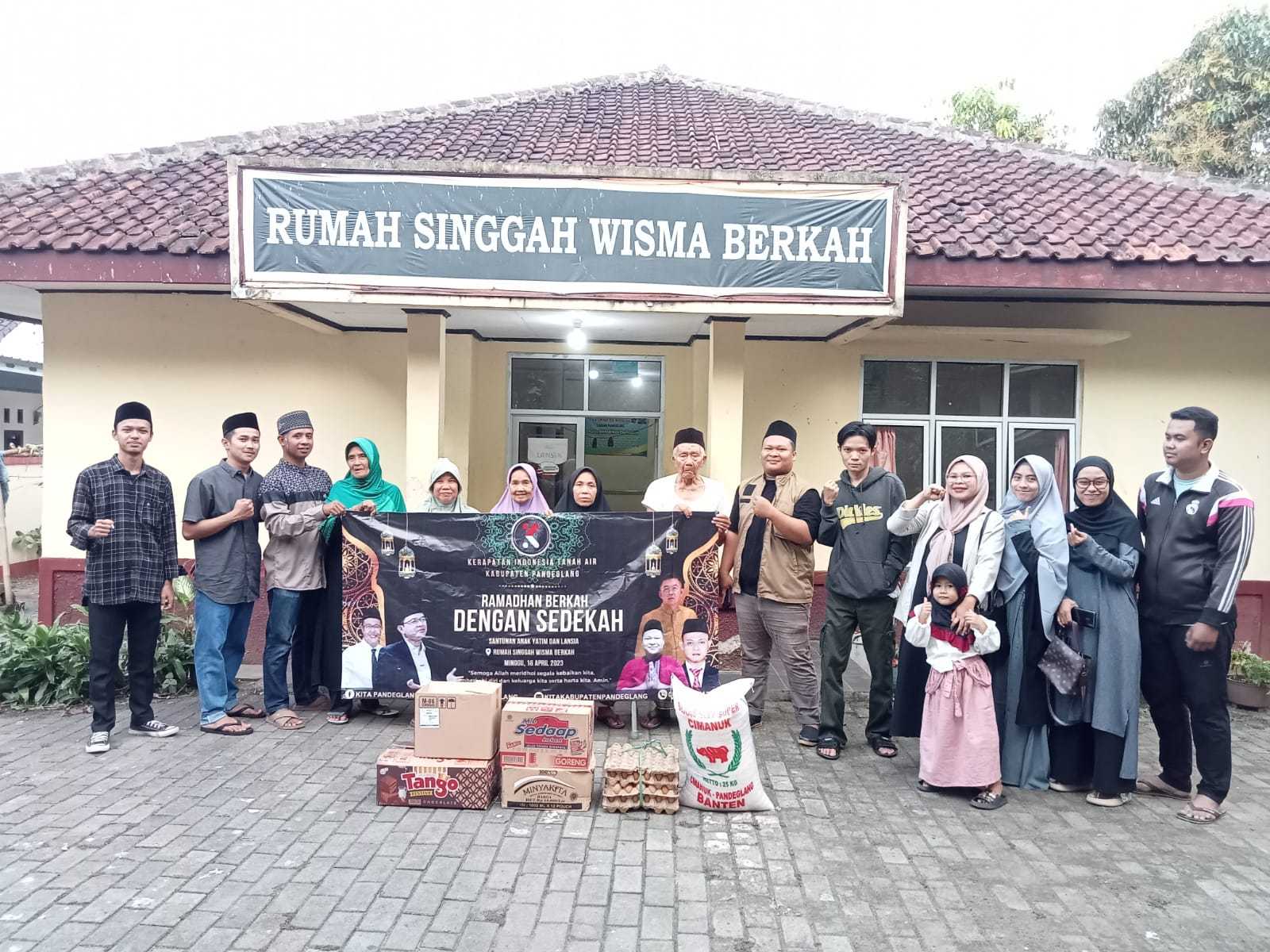 Lansia, Yatim Piatu Wisma Berkah Dapat Santunan Dan Bingkisan Lebaran Dari Kita Pandeglang