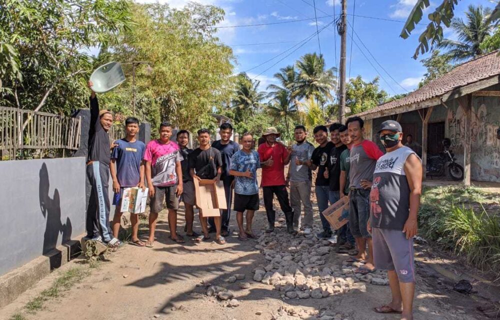 Antusias Warga Gotong Royong Perbaiki Jalan Rusak, Simak Keseruannya