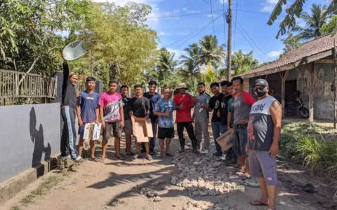 Antusias Warga Gotong Royong Perbaiki Jalan Rusak, Simak Keseruannya