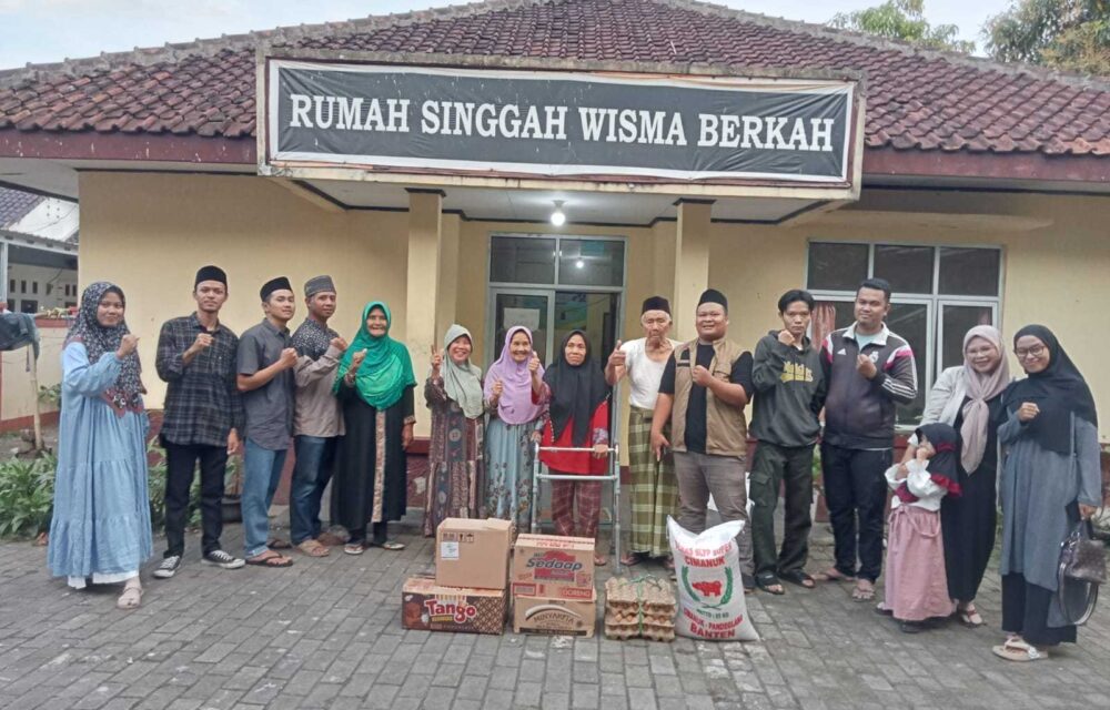 Lansia, Yatim Piatu Wisma Berkah Dapat Santunan Dan Bingkisan Lebaran Dari Kita Pandeglang