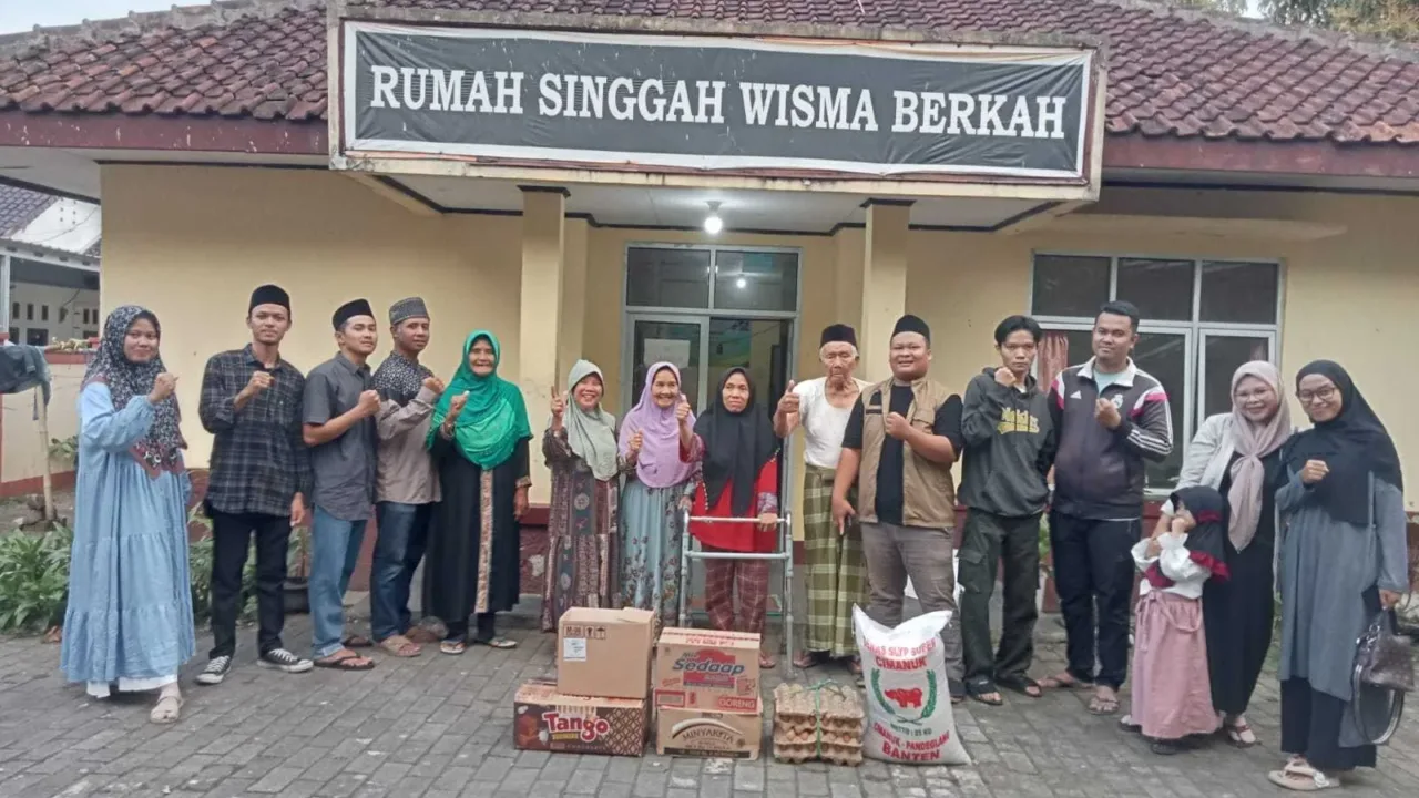 Lansia, Yatim Piatu Wisma Berkah Dapat Santunan dan Bingkisan Lebaran dari Kita Pandeglang