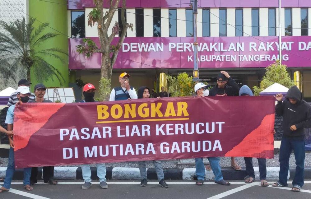 Warga Desak Tenda Krucut Di Jalan Mutiara Garuda Di Bongkar Satpol Pp