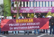 Warga Desak Tenda Krucut Di Jalan Mutiara Garuda Di Bongkar Satpol Pp