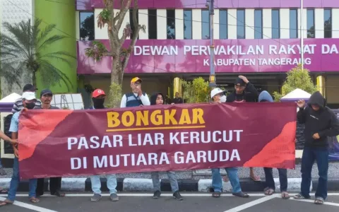 Warga Desak Tenda Krucut di Jalan Mutiara Garuda di Bongkar Satpol PP