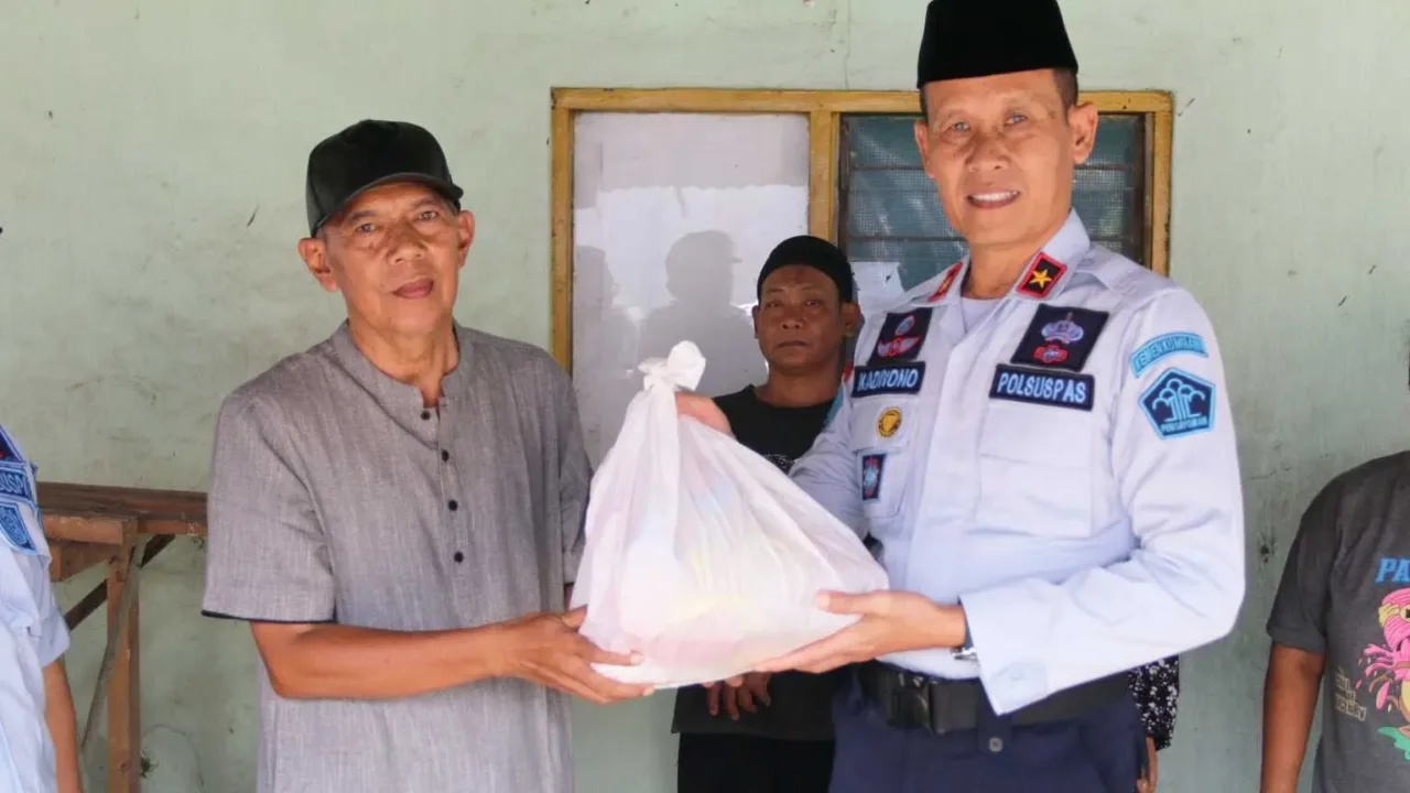 Kebersamaan Kalapas Cirebon Berbagi 1000 Ketupat Pada Yayasan Pati Jompo