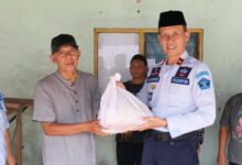 Kebersamaan Kalapas Cirebon Berbagi 1000 Ketupat Pada Yayasan Pati Jompo