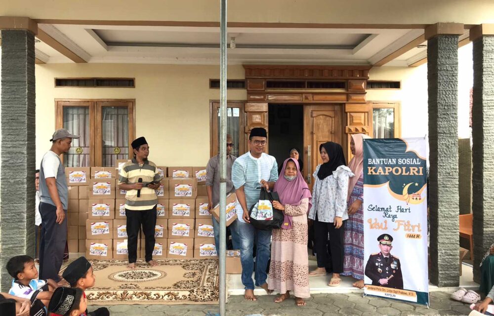Kapolri Dan Dpp Jnmi Bagikan Ratusan Sembako Di Banten