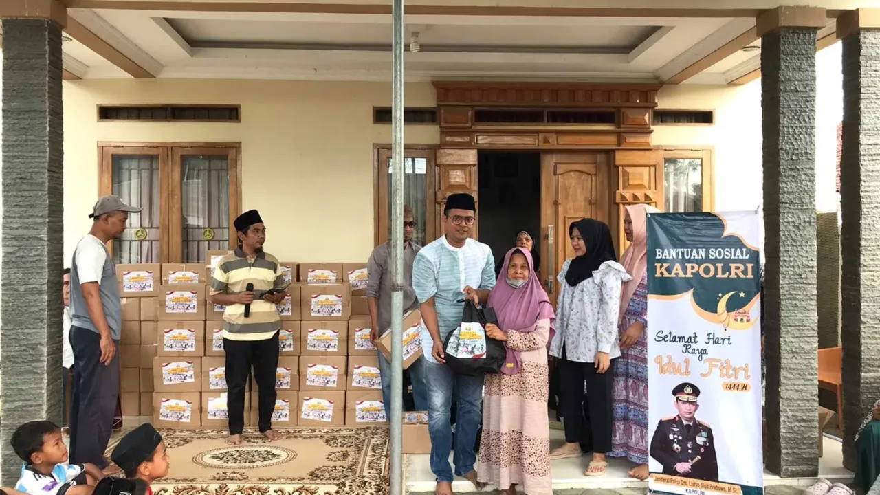 Kapolri dan DPP JNMI Bagikan Ratusan Sembako di Banten