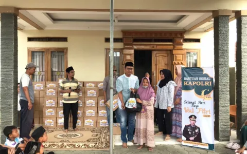 Kapolri dan DPP JNMI Bagikan Ratusan Sembako di Banten