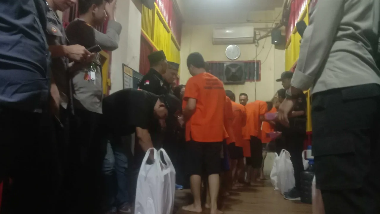 Peduli Tahanan, Kerapatan Indonesia Tanah Air dan Ganas Bagikan Nasi Kotak