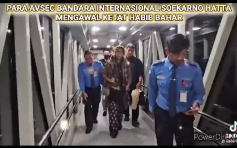 Fakta Petugas Bandara Soetta Dicopot Gara-gara Cium Tangan Habib Bahar