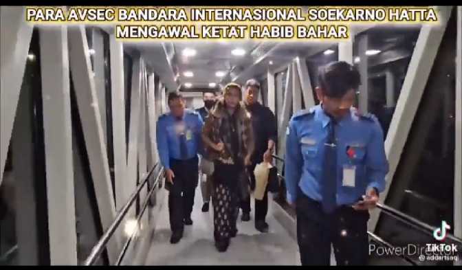 Fakta Petugas Bandara Soetta Dicopot Gara-Gara Cium Tangan Habib Bahar