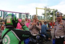 Satlantas Polresta Tangerang Berbagi Ratusan Takjil Ke Pengguna Jalan