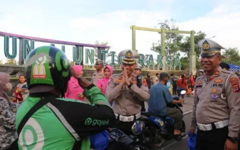 Satlantas Polresta Tangerang Berbagi Ratusan Takjil Ke Pengguna Jalan