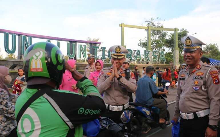 Satlantas Polresta Tangerang Berbagi Ratusan Takjil Ke Pengguna Jalan