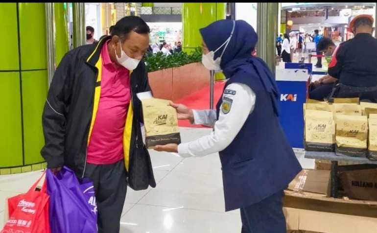 Kai Daop 1 Jakarta Bagikan 15 Ribu Takjil Di Stasiun Senen Dan Gambir