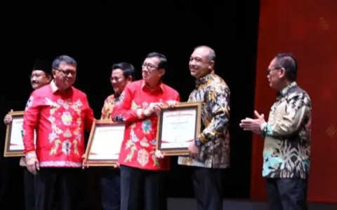 Bupati Tangerang Raih Penghargaan Dari Menkumham
