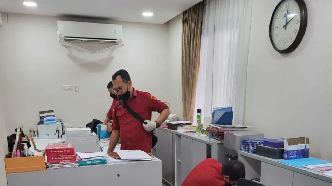 Tim Penyidik Kejagung RI Geledah Rumah Dinas dan Kantor Menkominfo