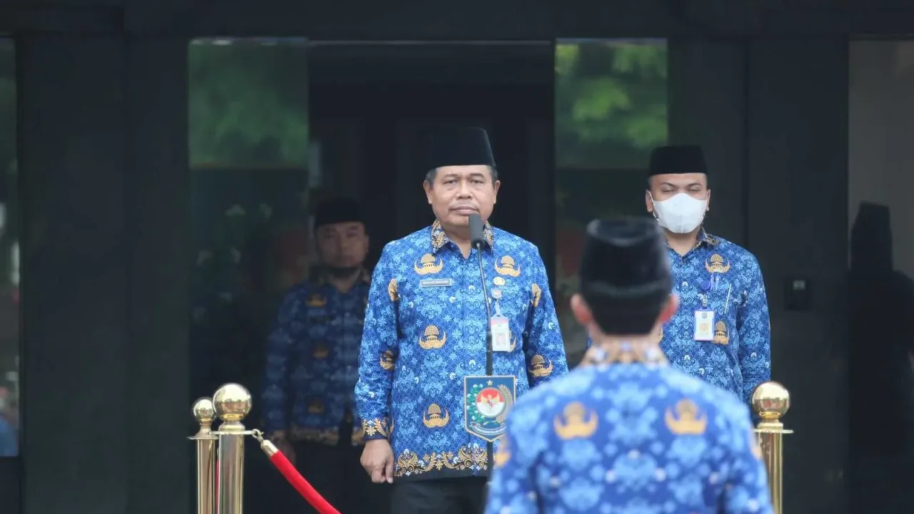 Sekjen Kemendagri Pimpin Upacara Bendera Peringatan Hardiknas di Lingkup Kemendagri