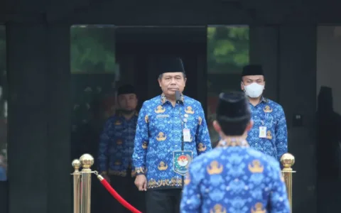 Sekjen Kemendagri Pimpin Upacara Bendera Peringatan Hardiknas di Lingkup Kemendagri