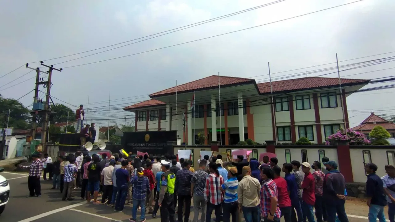 FAMTU Berunjuk Rasa di PT Banten, Desak Terdakwa Djoko Sukamtono Dihukum Seberat-beratnya
