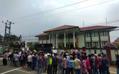 FAMTU Berunjuk Rasa di PT Banten, Desak Terdakwa Djoko Sukamtono Dihukum Seberat-beratnya