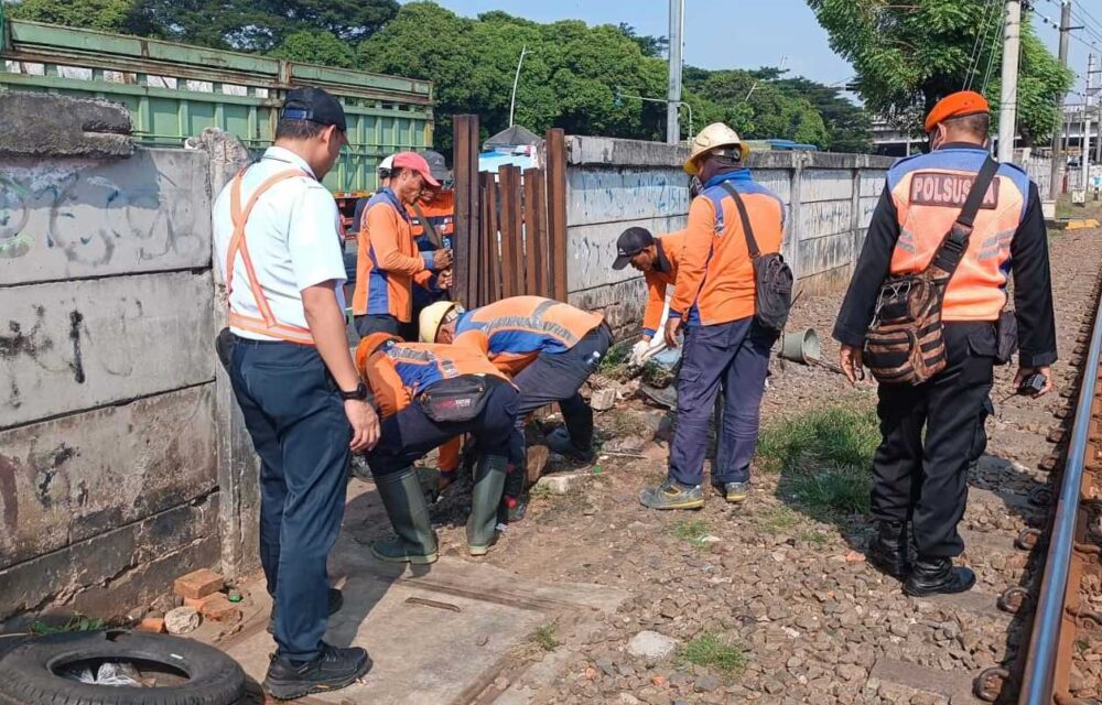 Daop 1 Jakarta Tutup Kembali Perlintasan Liar Jatinegara - Bekasi