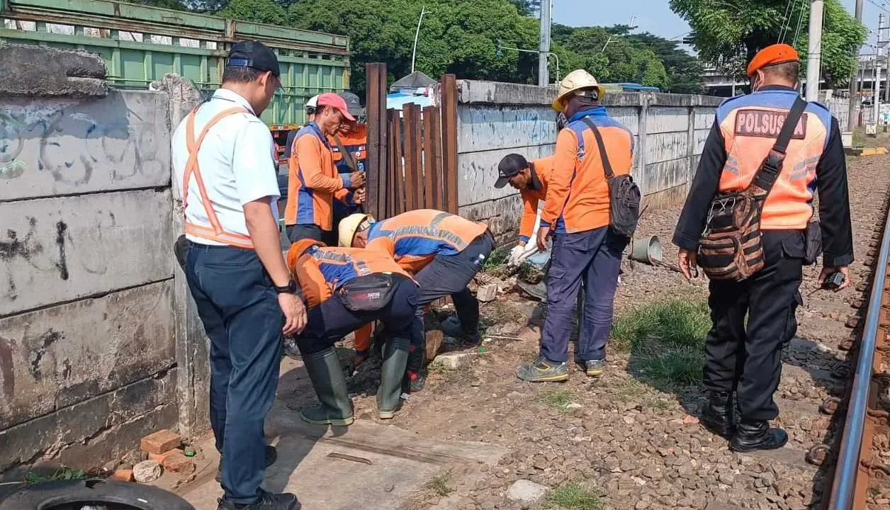 Daop 1 Jakarta Tutup Kembali Perlintasan Liar Jatinegara – Bekasi