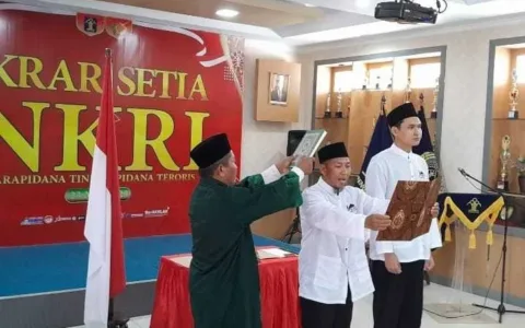 Dua Napi Lapas Kelas II Subang Baca Ikrar Setia ke NKRI