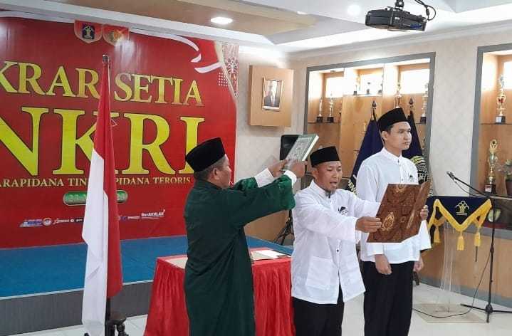 Dua Napi Lapas Kelas Ii Subang Baca Ikrar Setia Ke Nkri