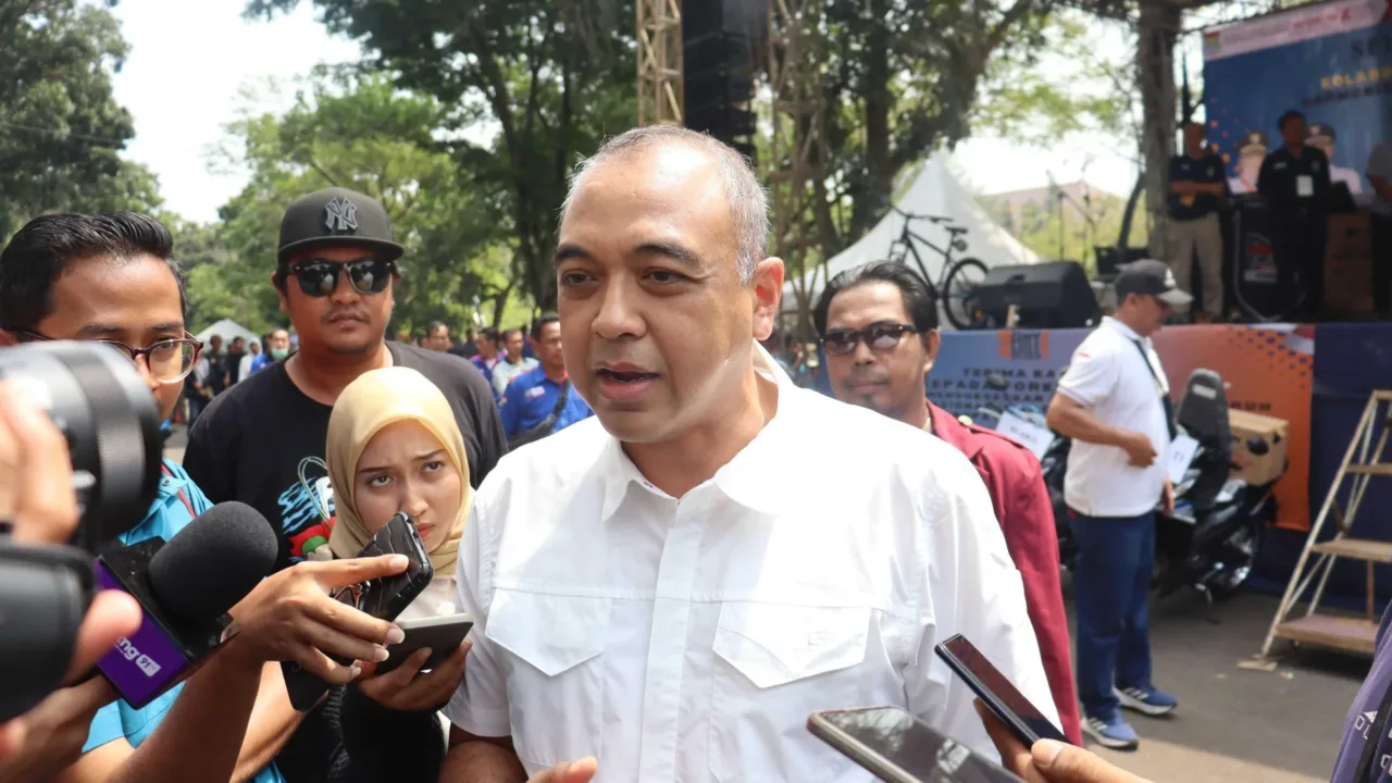 Bupati Zaki Bagikan Door Prize di Puncak Acara Perayaan Hari Buruh
