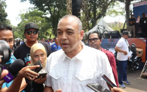 Bupati Zaki Bagikan Door Prize di Puncak Acara Perayaan Hari Buruh