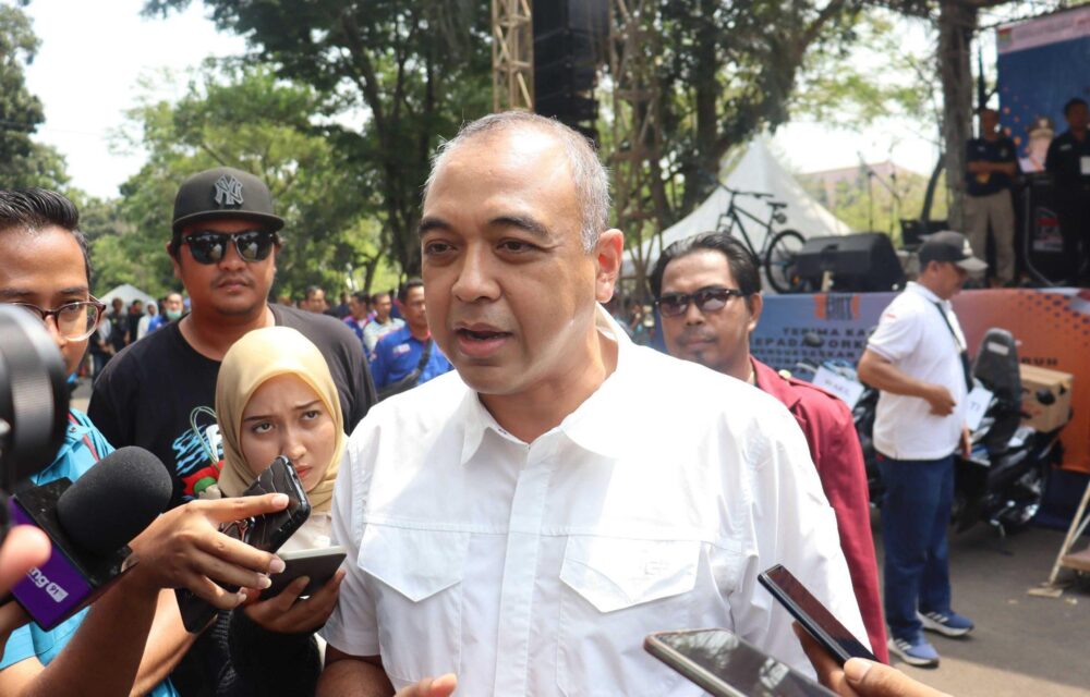 Bupati Zaki Bagikan Door Prize Di Puncak Acara Perayaan Hari Buruh