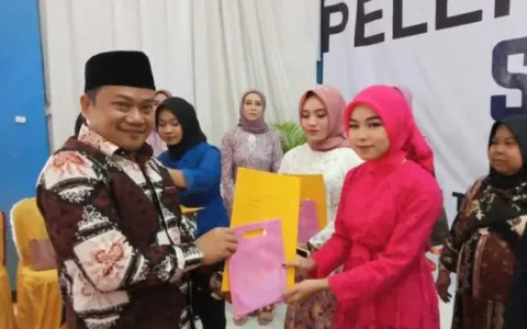 Dewan Komite Lepas 90 Siswa-siswi SMKN 1 Kalanganyar, Begini Pesannya