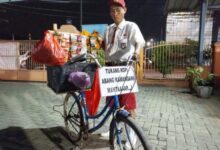 Unik ! Tukang Kopi Keliling Di Tangerang Pakai Seragam Sd Saat Berjualan