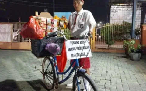 Unik! Tukang Kopi Keliling di Tangerang Pakai Seragam SD Saat Berjualan