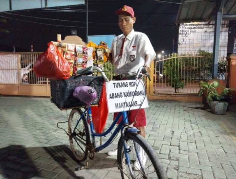 Unik ! Tukang Kopi Keliling Di Tangerang Pakai Seragam Sd Saat Berjualan