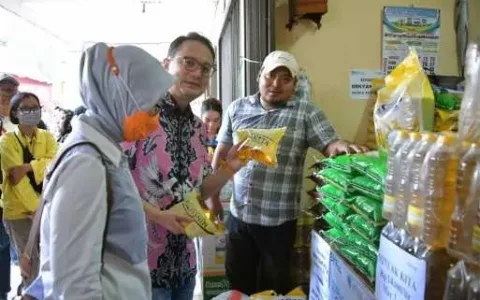 Wamendag Jerry Blusukan ke Pasar Surakarta Pastikan Harga dan Ketersediaan Bapok Stabil