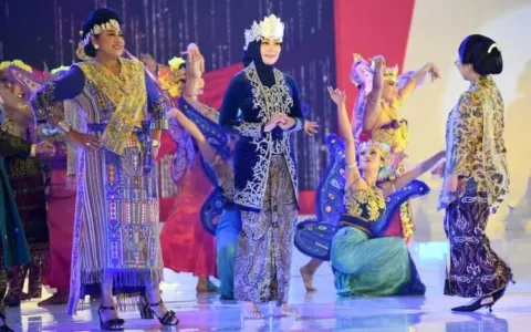 Atalia Praratya Ikut Acara Fashion Show Di HUT Ke-43 Dekranas