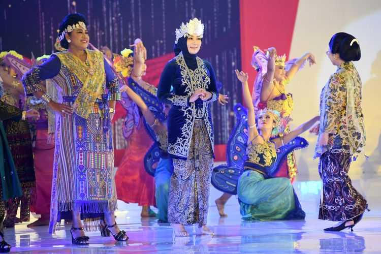 Atalia Praratya Ikut Acara Fashion Show Di Hut Ke-43 Dekranas