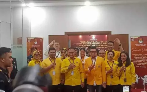 Partai Golkar Daftarkan 580 Bacaleg DPR ke KPU Airlangga Hartarto Absen