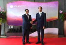 Asik Bener..! Presiden Jokowi Dan Pm Vietnam Pegangan Tangan