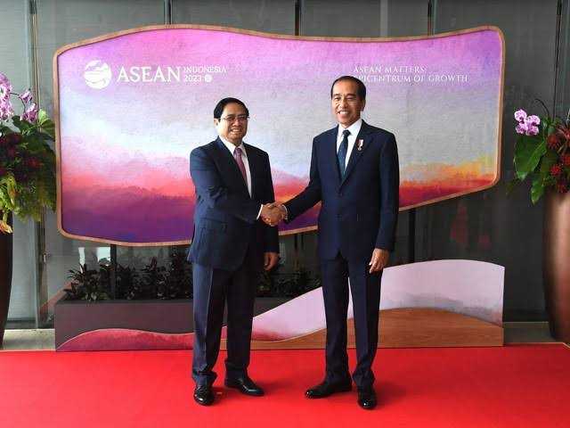 Asik Bener..! Presiden Jokowi Dan Pm Vietnam Pegangan Tangan