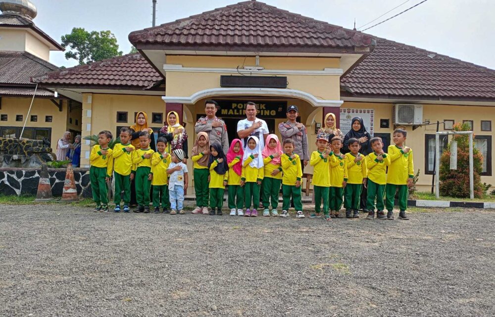Polisi Sahabat Anak Polres Lebak Sambut Baik Anak - Anak Tk